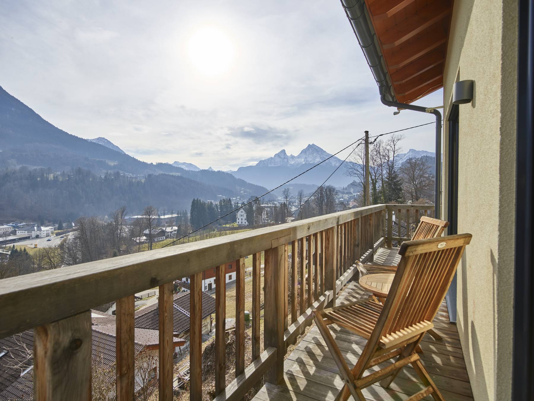 Blick von einem Holzbalkon auf den Watzmann bei Berchtesgaden – Immobilien in Oberbayern