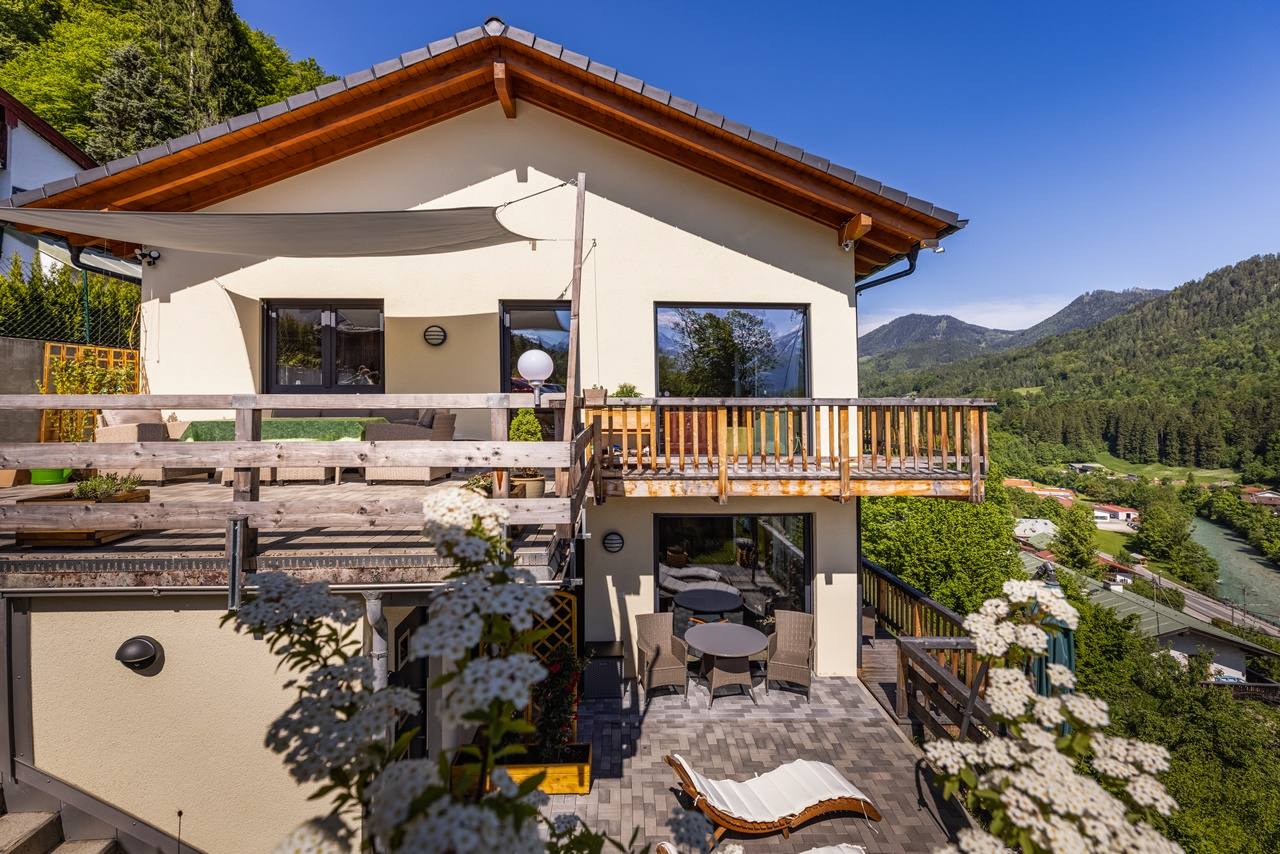 Modernes Einfamilienhaus mit Terrassen und Bergblick im Berchtesgadener Land