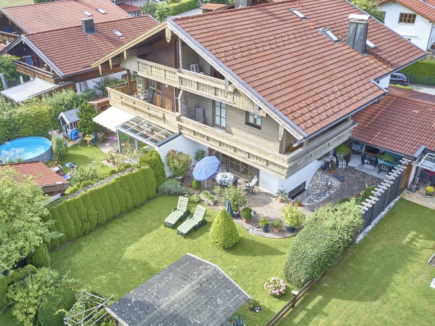 Luftaufnahme eines Landhauses mit Garten im Chiemgau
