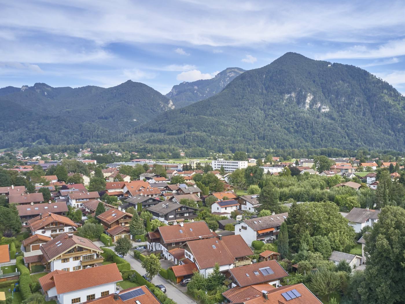 Luftaufnahme eines oberbayerischen Ortes vor der Bergkulisse des Chiemgaus
